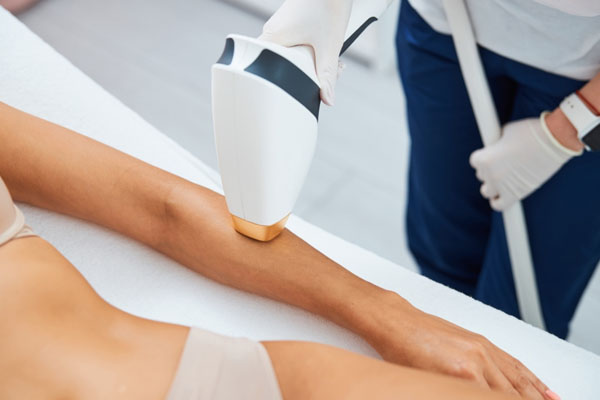 Depilacja laserowa latem w salonie kosmetycznym
