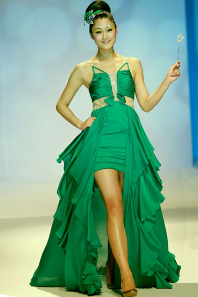 Kobieta w sukience w kolorze zieleń Gucci